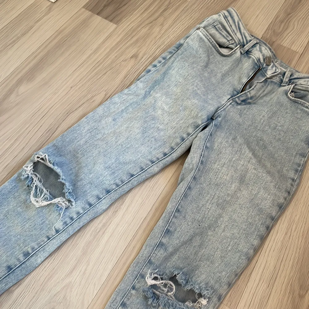 Ljusblåa lågmidjade slitna jeans. Jeans & Byxor.