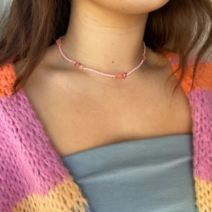 Pärlhalsband - Exempel på smycken jag säljer just nu! Egengjorda🌸 kolla gärna in min instagram för mer bilder!💛 @al.glitter , priset varierar 