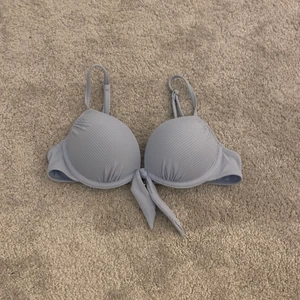 Bikini överdel - Säljer denna superfina pushup bikiniöverdelen från hm på grund av att de är lite liten på mig. Använd fåtal gånger💕 Köparen står för frakten och om ni har fler frågor skriv privat.