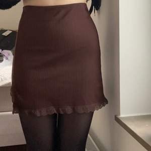 Kort brun kjol med en slits därfram. Använd några enstaka gånger🥰