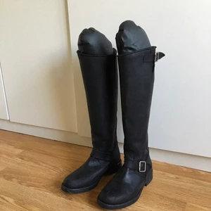 Johnny bulls storlek 36  - Johnny bulls. Storlek 36. Svarta med silver detaljer. Använda ca 3 gr. De har också en nättare sula än den lite grövre modellen, de liknar primeboots. 