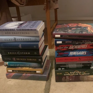 Olika ungdomsböcker - Cruel crown, broken throne, renegades serien , three dark crowns och blood and ash är såld!       Böckerna är på engelska och svenska. Kontakta mig för pris! 