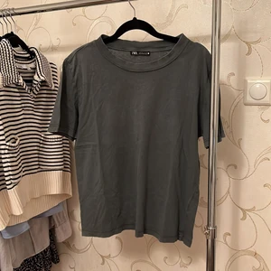 T shirt - Snygg t shirt från zara! Storlek L men passar mer S🧡
