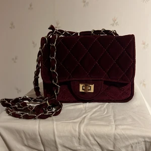 Handväska - Längd: ca 12,5 cm bredd: ca 17 cm. I gott skick. Rök och djurfritt hem. Haft den i några år men har ej använt den på länge.