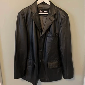 Skinnjacka - Skinnjacka i oversize-modell (strl M). Jackan är i superfint skick, köpt på Plick och aldrig använd. Möts upp i Stockholm eller så får köparen stå för frakten!