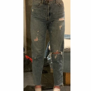 BikBok Jeans - BikBok jeans som jag nu har tröttnat på och därför inte används längre. Dem är i gott skick! Gylf med knappar och överlag väldigt bekväma jeans ✨ Jag är 173 cm lång och brukar ha s-m i kläder ☺️