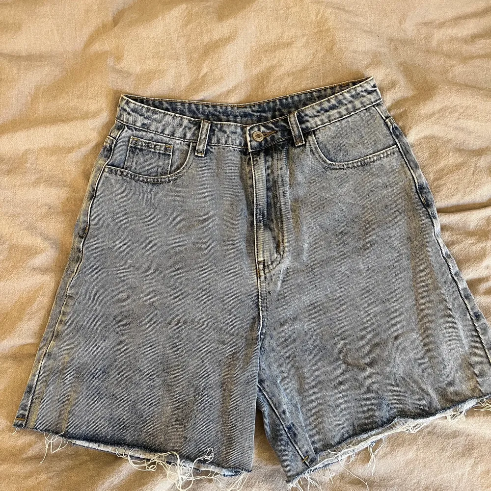 Snygga blå jeansshorts från SHEIN . Använda ett fåtal gånger!😋 . Jeans & Byxor.