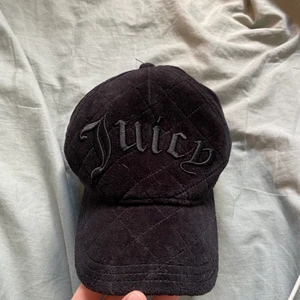 Juicy kepsen  - Säljer juicy couture keps. Skick 10/10. Skriv för mer info☺️🖤
