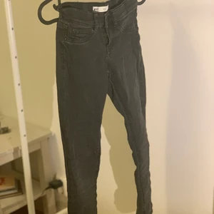 Svarta jeans - Svarta och lågmidjade jeans i bra skick. Skulle föredra ett färgstarkt linne till dessa. Köpare står för frakt.