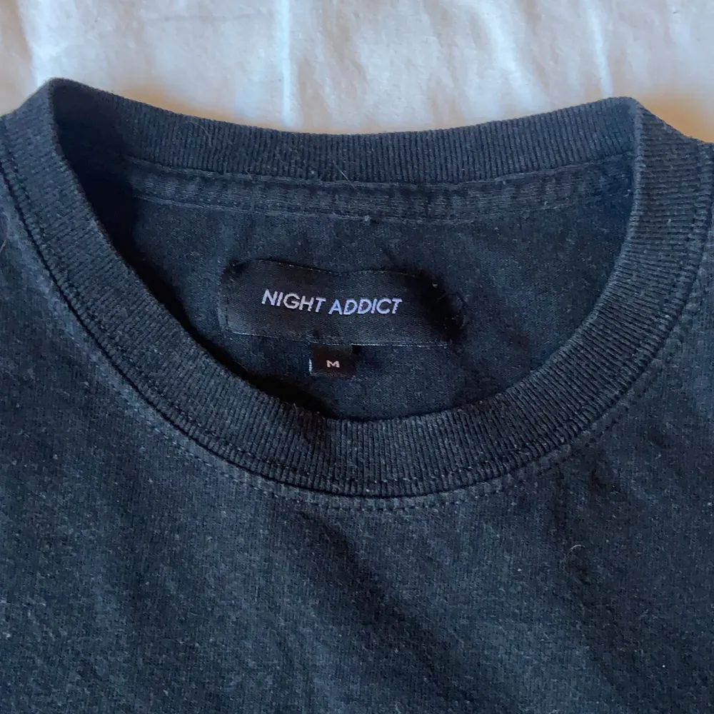 Säljer min svarta Night Addict T-shirt eftersom den är för liten för mig. Storlek M. Knappt använd.. T-shirts.