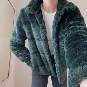 mysig jacka i fuskpäls - jättefin mjuk jacka i grön fuskpäls från happy holly, köpt på bubbleroom. storlek 36/38, använd men i fint skick!