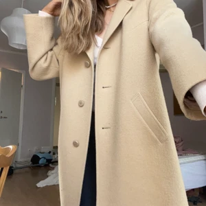 Beige kappa - Beige kappa köpt secondhand i strl M, så fin till våren!!🤍 200 kr inkl frakt 