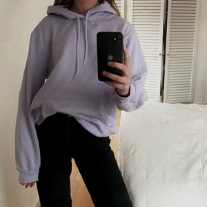 Lila hoodie från HM, storlek M - ljuslila hoodie från HMs herravdelning i storlek M, så den är oversized på mig. använd ett fåtal gånger och i fint skick! 