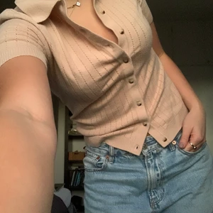 Topp från stories  - Säljer denna beiga, stickade tröja från Other Stories! Kortärmad i väldigt skönt material, lite croppad. Endast använd ett fåtal gånger, därav i gott skick. Storlek S