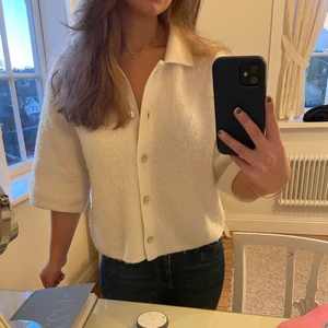 Other stories kofta - Säljer denna superfina kofta! Den är använd 2 gånger och i nyskick! Tyvärr kommer den inte till användning som jag hade hoppats! Nypris: 590kr