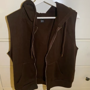Hoodieväst - En brun hoodieväst som jag aldrig har använt. 