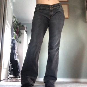 Lee jeans  - Asgoa lee-jeans, typ bootcut, världens bästa byxor men kmr ej t användning! Fint skick, passar mig som vanligtvis har typ 30-ish i midja och är 165