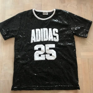 Adidas T-shirt  - Med paljetter och logga i lack. Ej äkta Adidas. Oversized fit.
