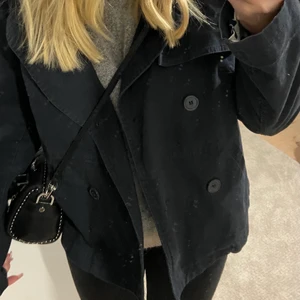 Jacka  - Super söt marinblå vårjacka från flach, köpt för nått år sen men använder inte. Stolek 42 Egentligen men passar mig som e S! Köparen står för frakten🥰 