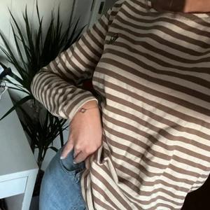 Randig tröja - Säljer denna långärmade randiga tröjan från Carin Wester. Den är bara använd ett fåtal gånger så i bra skick! Köparen står för frakt🌟🌟