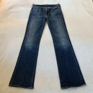 Lågmidjade jeans - Lågmidjade utsvängda jeans från 7 for all mankind! Är i stl 28 och passar mig som brukar ha XS/S. Jag är 173 cm och innerbenslängden är ca 82 cm och midjemåttet är ca 76 cm 😇 BUDA PRIVAT, bud: 370 + frakt