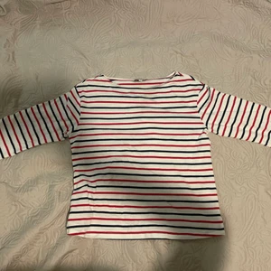 Randig tröja - Jätte fin blå-röd randig tröja från Other stories! Med tre- kvarts armar.