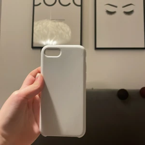 Vitt skal  - Säljer mitt fina vita matta skal till iPhone 8,7 och 6