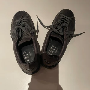 Puma X Rihanna  - Skor jag köpte för något år sedan en collektion! Inte kommit till användning så mycket! Men väldigt fint skick. Nästa helt oanvända storlek 40