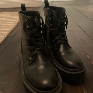 Gina tricot chunky boots  - Gina tricot chunky boots storlek 38. Använda fåtal gånger. Tat emot bud, kan mötas i Stockholm eller skicka. Köpare står för frakt 