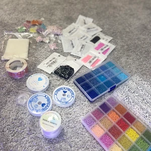 PÄRLOR - Säljer mitt pärl kit då jag har insett att jag inte har tålamodet till det. Har gjort ca 10 armband i olika färger, så i princip alla pärlor är kvar. Tråd, bokstavspärlor, emojipärlor, hjärtan och enfärgade pärlor och påsar ingår. Majoriteten av pärlorna är 2 mm stora men någon är 4 mm.   Köparen står för frakten som ligger på knappt 100 kr då alltihop väger en del 😅