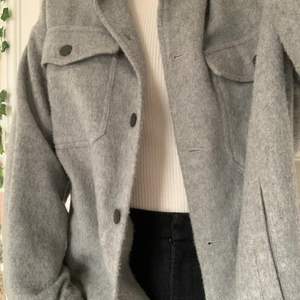 Skönaste grå jacka från Zara, nyskick.  Passar Oversized.