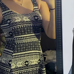 Mönstring svart vit klänning  - Klänningen är inte så använd och tycker den är jätte fin men får inte plats i garderoben 🙃