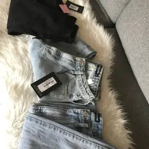 Helt oanvända jeans från Prettylittlething med prislapp på, därmed helt nytt skick. Stolek: S på alla. Säljer för 280 och köparen står för frakt. Alla har slits nedtil, skriv i chatten för fler bilder vid intresse. 