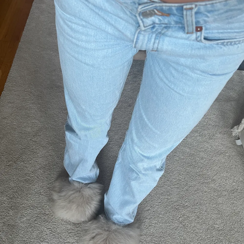 Ljusblåa jeans från Weekday i modellen ”arrow”. Jättebra skick. 299kr 🤍 se bild för storlek. Låg midjade!!!. Jeans & Byxor.