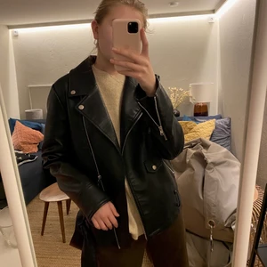 Oversized skinnjacka, NAKD, strl 38 - Använder inte längre men svinsygg lite oversized skinnjacka från NA-KD i storlek 38! 