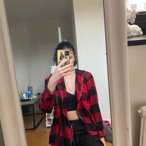 Svart/röd rutig jacka  - Svart/röd rutig jacka storlek S/M