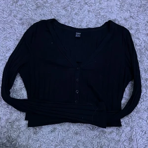 Svart tröja storlek XS, shein - Använt den 1 gång men kände att de inte var något för mig. Man ser inte igenom. 