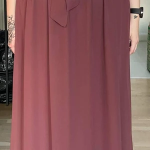 Balklänning  - Oanvänd balklänning säljes!  Storlek 44, köpt på Bubbleroom för två år sedan. Den är uppsydd för att passa mig som är ungefär 165cm med klackar som är ungefär 9cm höga. 700kr eller bud! (Finns på flera sidor) 