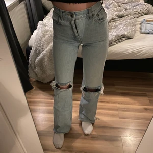 Håliga jeans från zara - Ljusa jeans från zara med hål på knäna. Är i bra skick, har inte kommit till användning nå mycket💕 storlek: 32