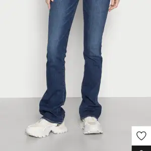 Se hit alla som är sugna på ett par perfekta lågmidjade jeans!!! Dessa är köpa på Zalando och är i storleken 36xL, vilket innebär att de är i storleken 36 ”long”, där det finns ”small” och ”regular” också. Så jeansen jag säljer är i den längre varianten och passar alla som har långa ben därute, precis som jag. Jag är ungefär 173 oxh S och dom sitter perfekt på mig!! Dom är nästintill helt oanvända! Buda från 450 eller köp direkt för 600 exklusive frakt!!