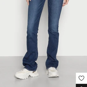 American Eagle- Lågmidjade jeans - Se hit alla som är sugna på ett par perfekta lågmidjade jeans!!! Dessa är köpa på Zalando och är i storleken 36xL, vilket innebär att de är i storleken 36 ”long”, där det finns ”small” och ”regular” också. Så jeansen jag säljer är i den längre varianten och passar alla som har långa ben därute, precis som jag. Jag är ungefär 173 oxh S och dom sitter perfekt på mig!! Dom är nästintill helt oanvända! Buda från 450 eller köp direkt för 600 exklusive frakt!!