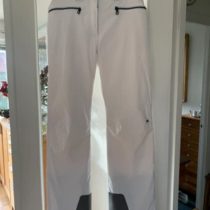 Skidbyxa J Lindeberg   - Dam skidbyxa från J Lindeberg Model: Tracy vit stl M. Två små fläckar se bild annars i fint skick! Endast använda 10 dagar 