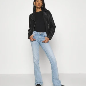 Diesel- Lågmidjade jeans  - Säljer dessa fantastiska lågmidjade jeansen från märket diesel. Kolla in färgen!!! Så underbar!! Kvaliten är också helt sinnessjuk!! De är storlek 25x34, och sitter perfekt på mig som är 173 och S. Köpta från Zalando för 1400 och de är helt slutsålda! Använda någon enstaka gång och är i toppskick, inga tecken på användning överhuvudtaget. Buda från 700 eller köp direkt för 1000 exklusive frakt!!