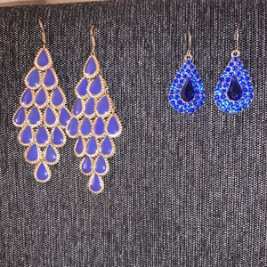 Blå örhängen  - Säljer dessa örhängen då dom inte kommer till användning. Minns ej vart dom är köpta. De till vänster på första bilden är använda 1 gång i cirka 1h och dom till höger är använda max 2gånger. Desinfekterar dom innan de skickas!! Säljer båda paren för 50kr eller separat för 25kr!💙köparen står för frakten💙  