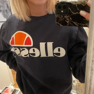 Ellesse tröja - Marinblå ellesse tröja