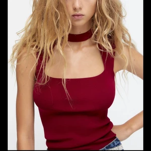 topp - Säljer denna trendiga slutsålda toppen från zara, storlek S. Använd 1 gång❤️‍🔥❤️‍🔥❤️‍🔥 Högsta bud just nu: 350!!