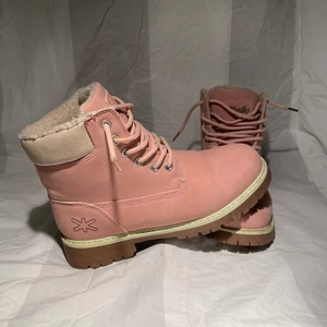 Rosa kängor - Rosa vinter kängor i bra skick. 