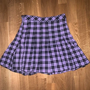 Kjol - Fin lila och svart kjol från H&M