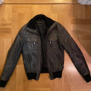 Skinnjacka - Säljer denna så snygga skinnjacka som är i nyskick men tyvärr förliten för mig! Storlek XS, kan mötas upp i stockholm annars står köparen för frakt! Kontakta för fler bilder eller frågor💕