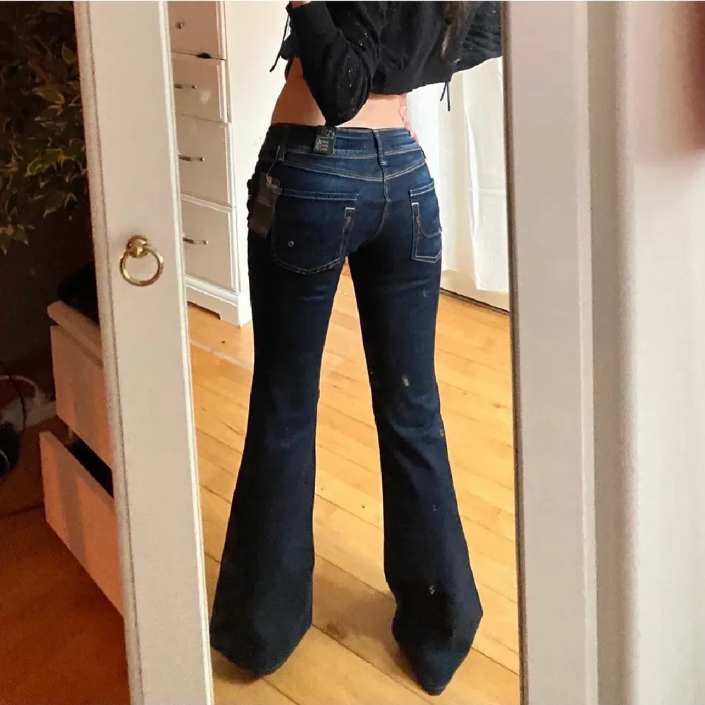 Säljer ett par lågmidjade jeans från märket TRF! Det står att det är storlek 40 men skulle säga S. Midjemåttet är 82 cm och innerbenslängden är 82 cm❣️ (LÅNADE BILDER) köpte på plick för ett tag sen men säljer pga att jag redan har så många jeans! . Jeans & Byxor.